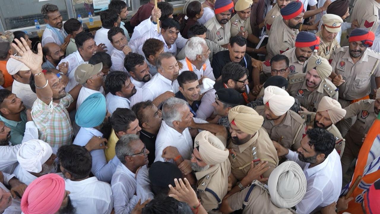 पंजाब भाजपा अध्यक्ष सुनील जाखड़ की घेराबंदी किए हुए पुलिस पंजाब भाजपा अध्यक्ष सुनील जाखड़ की घेराबंदी किए हुए पुलिस