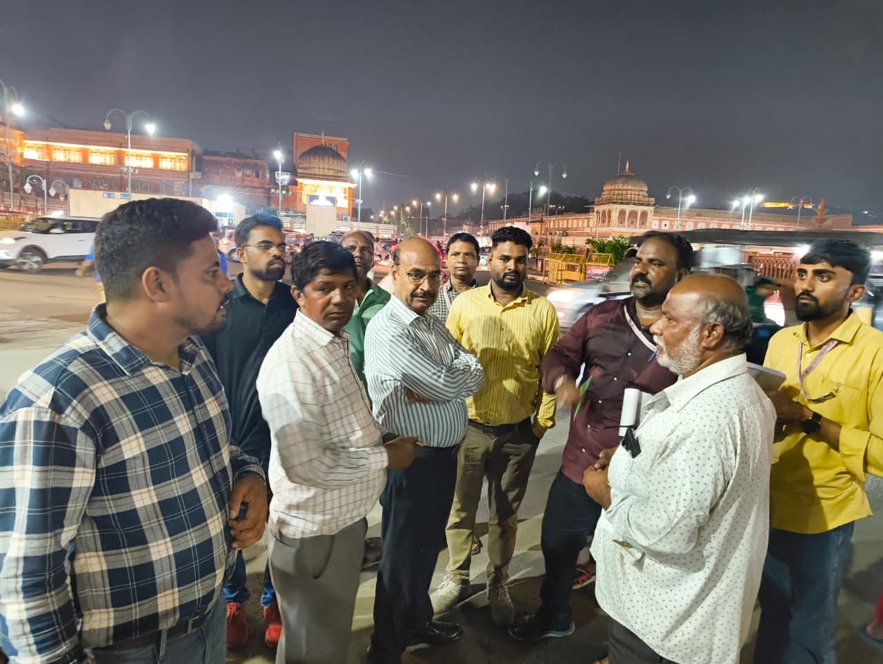 स्वच्छता की अलख जगाने जोन उपायुक्त कर रहे माइक से जन जागरण स्वच्छता की अलख जगाने जोन उपायुक्त कर रहे माइक से जन जागरण