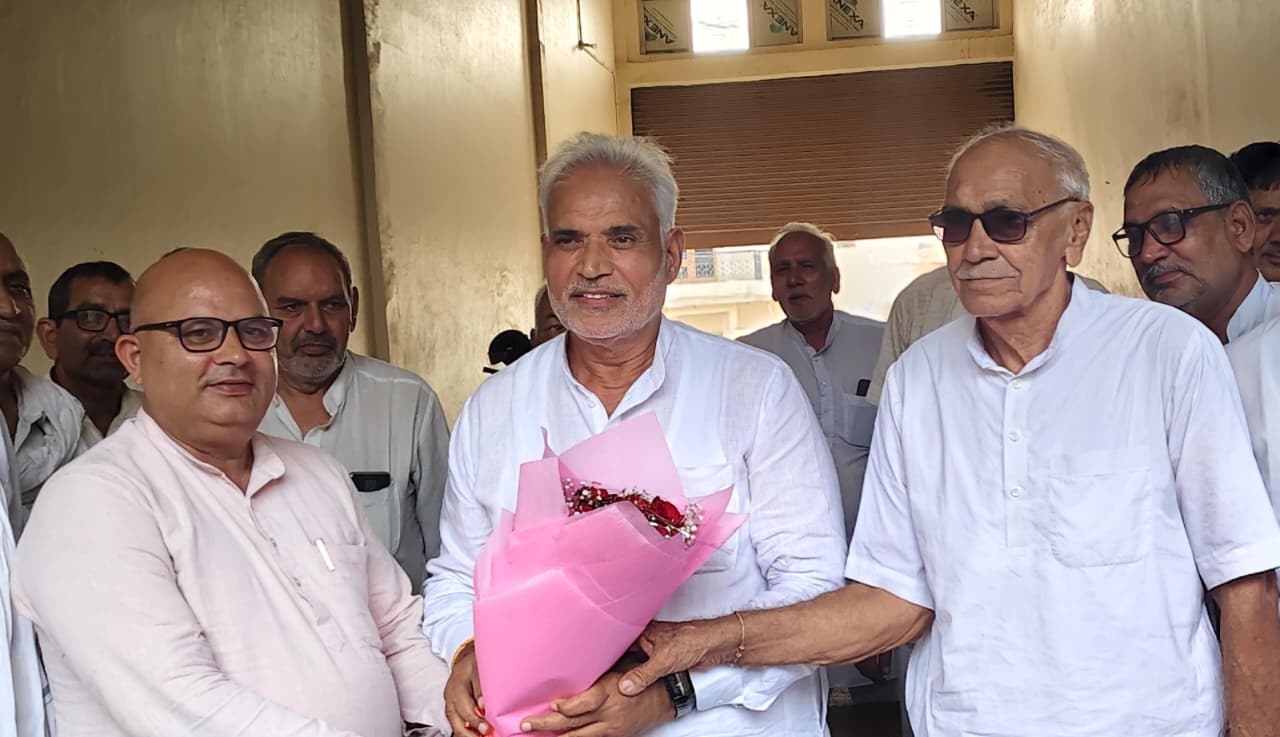 जींद आए सांसद जयप्रकाश का स्वागत करते हुए।