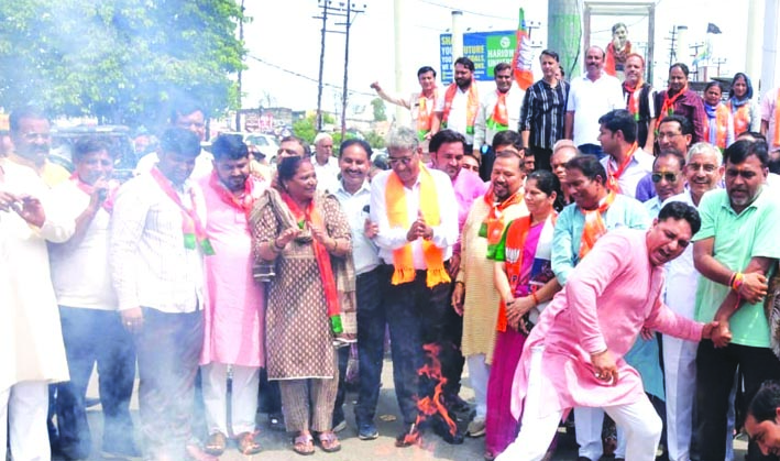 प्रदर्शन करते भाजपाई प्रदर्शन करते भाजपाई