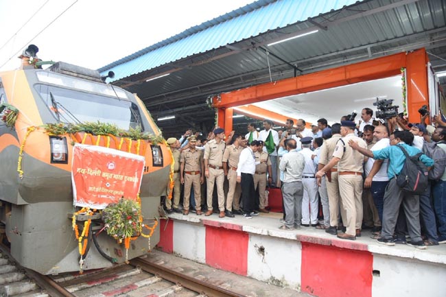 ट्रेन रवाना करते
