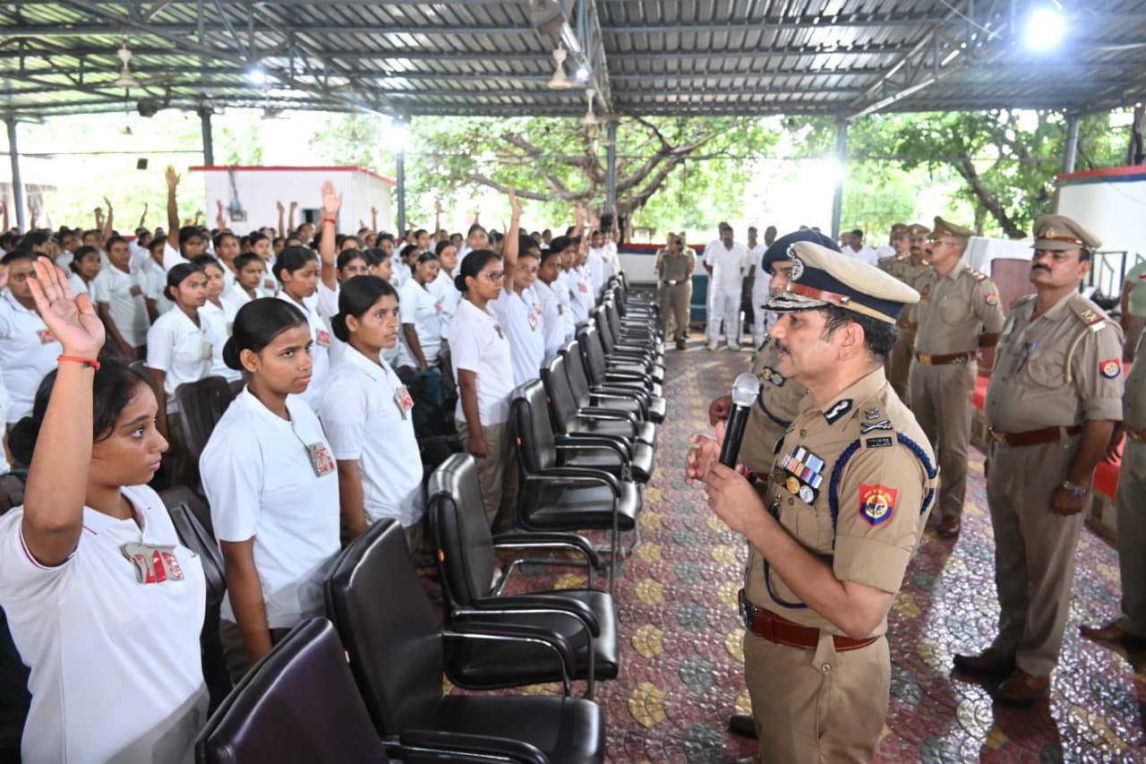 प्रशिक्षु आरक्षियों से संवाद करते सीपी प्रशिक्षु आरक्षियों से संवाद करते सीपी