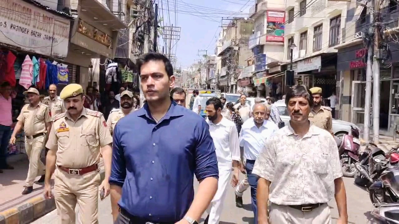 जम्मू के उपायुक्त ने राजिंदर बाज़ार का किया दौरा, बाज़ार की माँगों और शिकायतों को सुना जम्मू के उपायुक्त ने राजिंदर बाज़ार का किया दौरा, बाज़ार की माँगों और शिकायतों को सुना