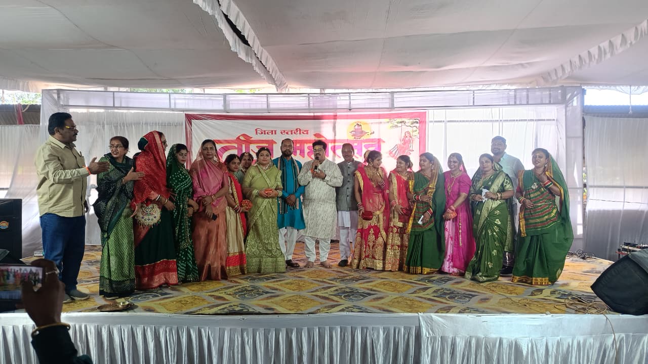 कार्यक्रम के दौरान मंच में उपस्थित अतिथिगण। कार्यक्रम के दौरान मंच में उपस्थित अतिथिगण।