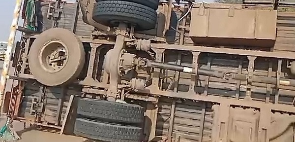ग्वालियर-झांसी हाईवे पर गाय को बचाने के चक्कर में पलट गया ट्रक, लगा जाम ग्वालियर-झांसी हाईवे पर गाय को बचाने के चक्कर में पलट गया ट्रक, लगा जाम