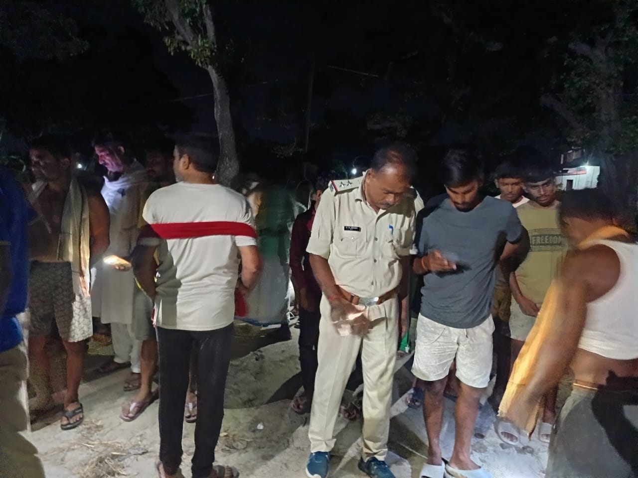 घटना के बाद जांच में जुटी पुलिस घटना के बाद जांच में जुटी पुलिस