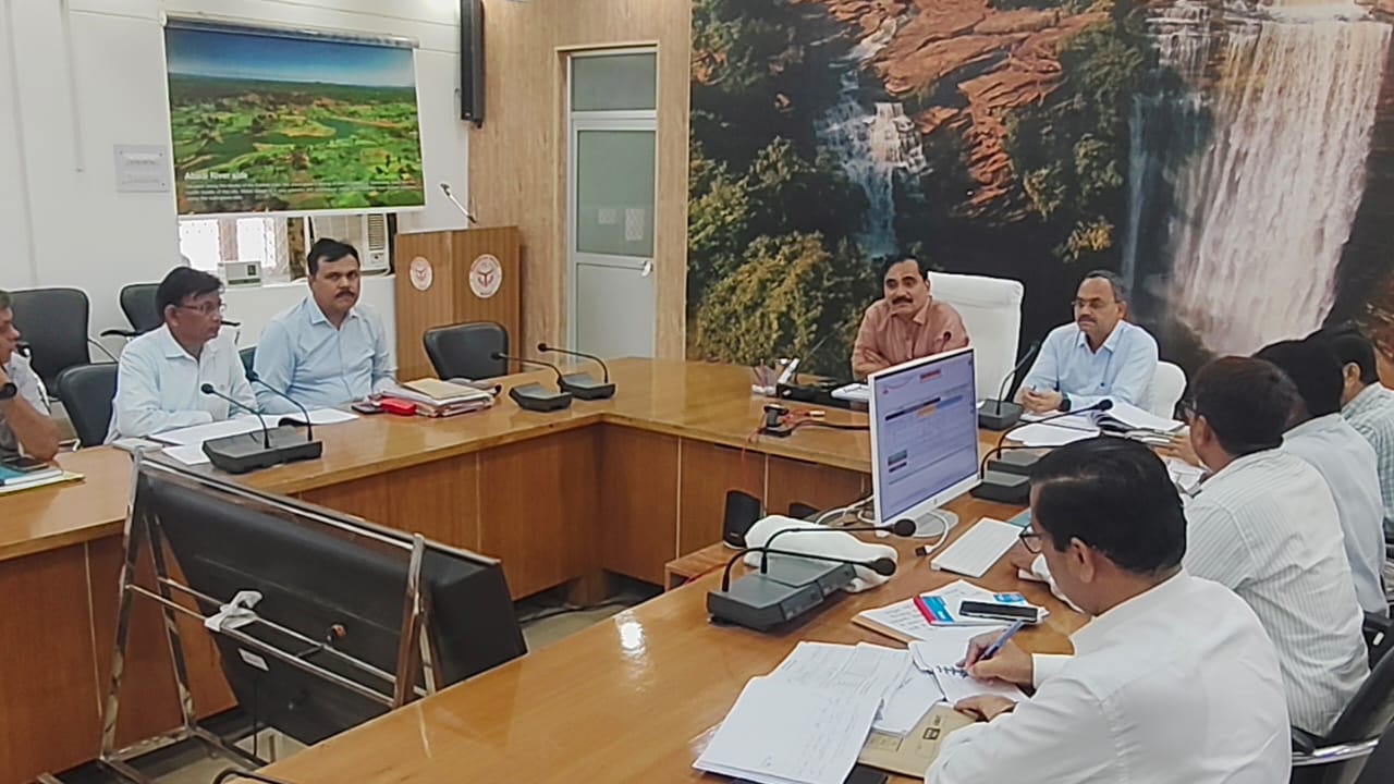आयुक्त कार्यालय सभागार में मंडलीय अधिकारियों के साथ बैठक करते मंडलायुक्त बालकृष्ण त्रिपाठी। आयुक्त कार्यालय सभागार में मंडलीय अधिकारियों के साथ बैठक करते मंडलायुक्त बालकृष्ण त्रिपाठी।