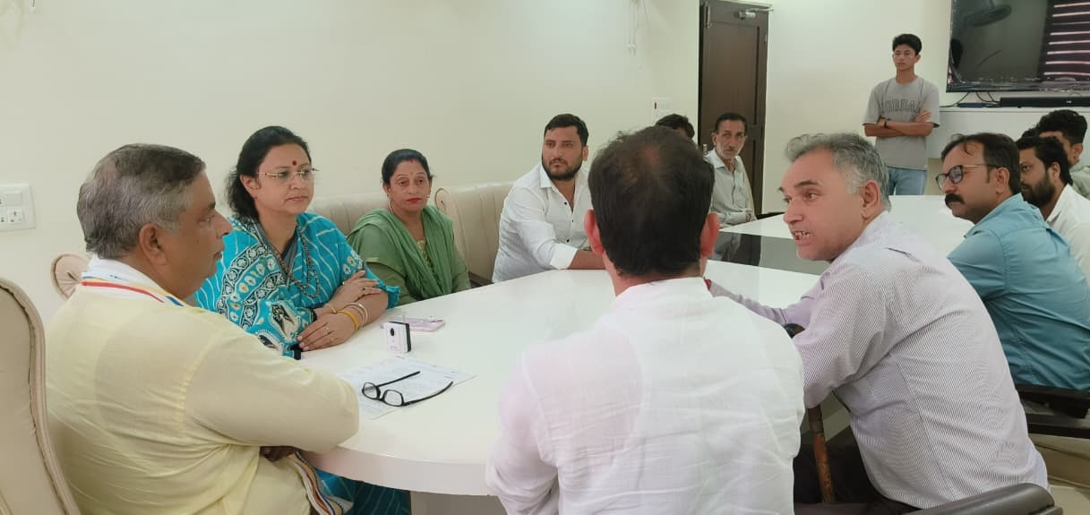 जिला डोडा प्रवासी कल्याण समिति ने सत शर्मा से मुलाकात की