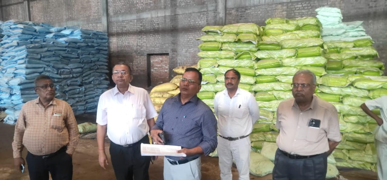 उप कृषि निदेशक उर्वरक दुकानों पर छापामारी करते हुए उप कृषि निदेशक उर्वरक दुकानों पर छापामारी करते हुए