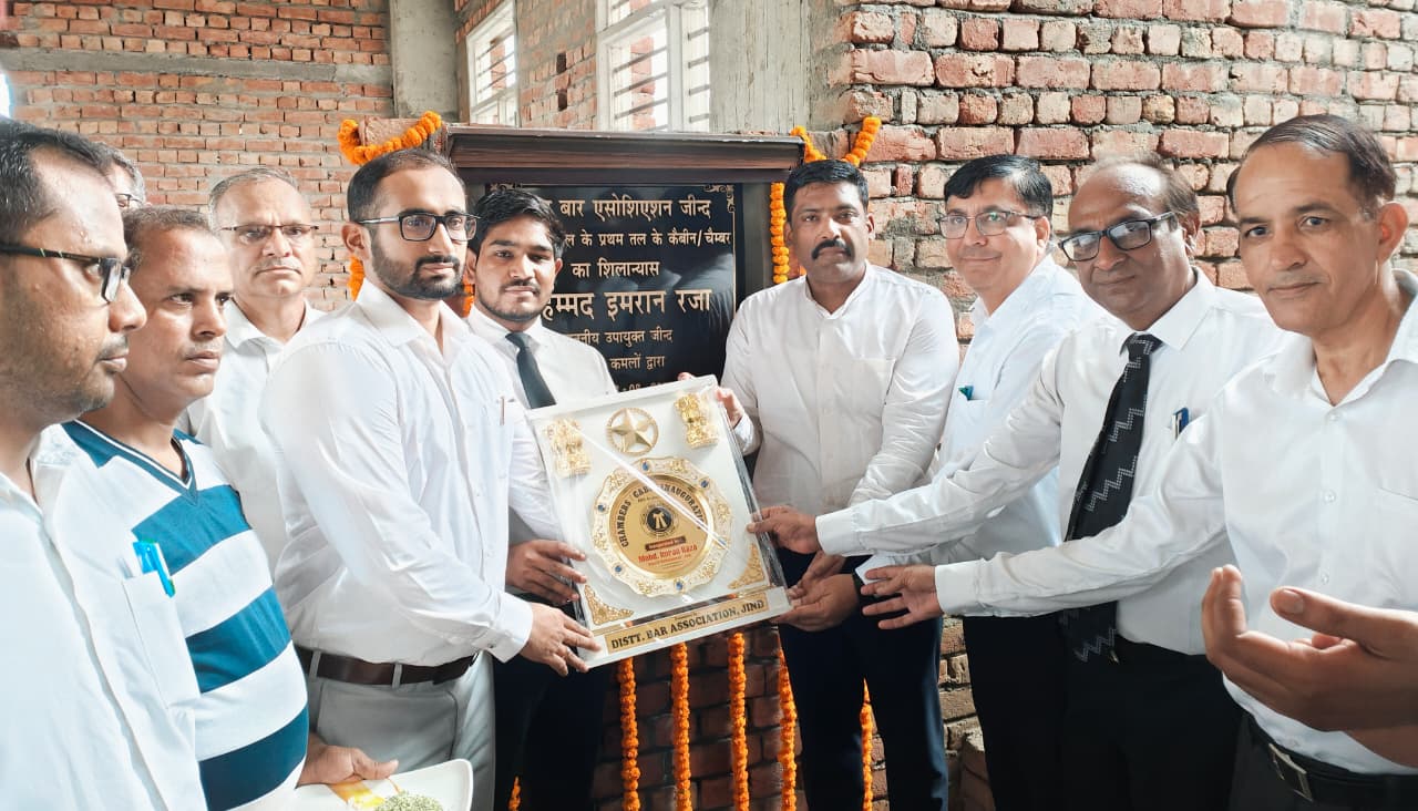 न्यू लाइब्रेरी हॉल के प्रथम तल पर बनने वाले चैंबरों का शिलान्यास करते हुए डीसी।