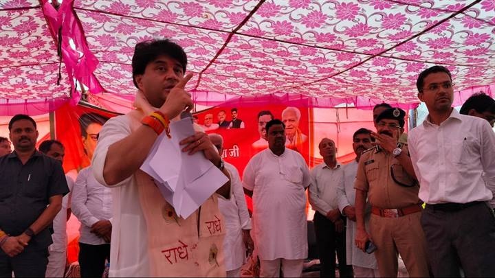 सिंधिया ने नईसराय के बाढ़ग्रस्त ग्रामों का किया भ्रमण सिंधिया ने नईसराय के बाढ़ग्रस्त ग्रामों का किया भ्रमण