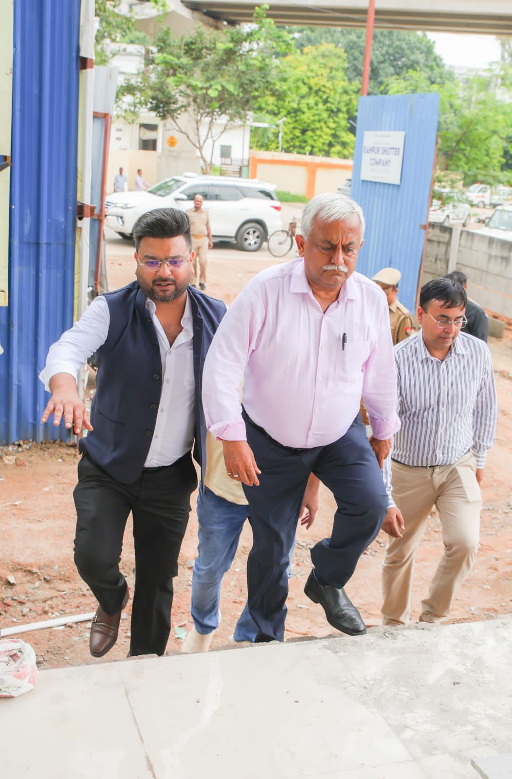 निरीक्षण के दौरान सीएम के मुख्य सलाहकार अवनीश अवस्थी निरीक्षण के दौरान सीएम के मुख्य सलाहकार अवनीश अवस्थी