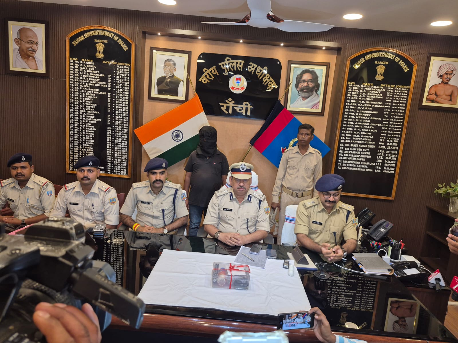 डीआईजी प्रेस वार्ता करते हुए डीआईजी प्रेस वार्ता करते हुए