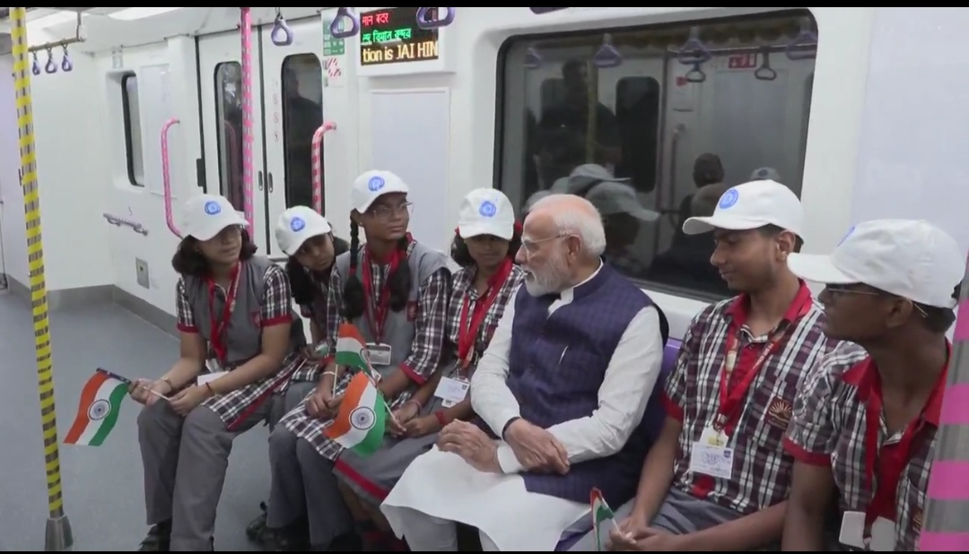 कोप्रधानमंत्री नरेन्द्र मेट्रो शुक्रवार को स्कूली बच्चों के साथ कोप्रधानमंत्री नरेन्द्र मेट्रो शुक्रवार को स्कूली बच्चों के साथ