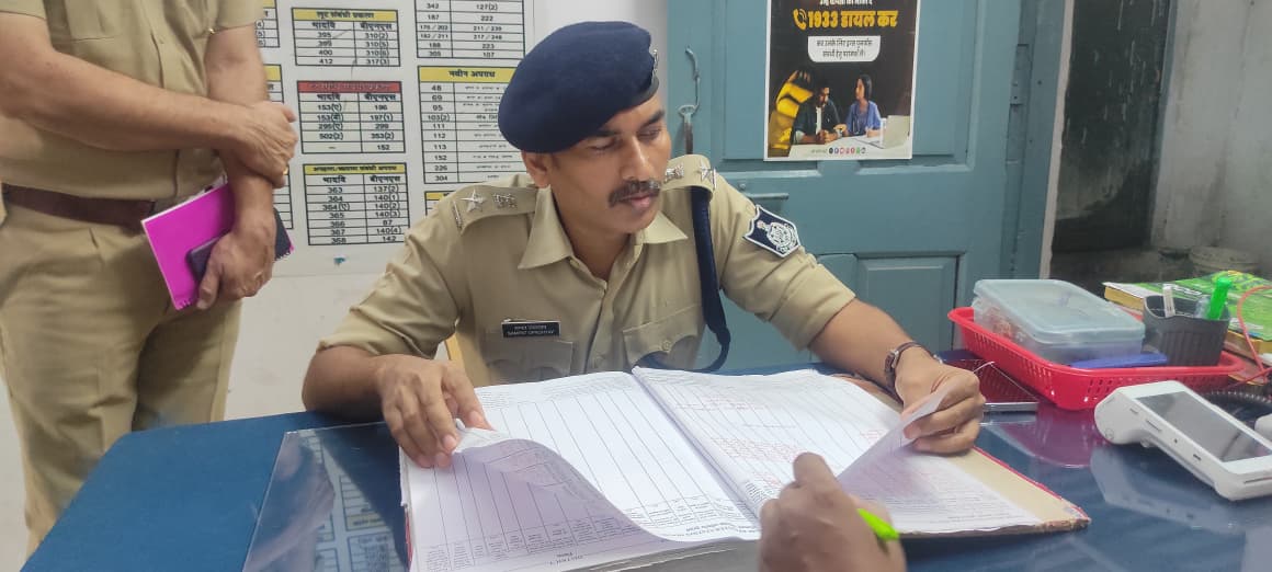 जबलपुर एसपी अचानक पहुंचे तिलवारा थाना निरीक्षण के साथ दिए निर्देश जबलपुर एसपी अचानक पहुंचे तिलवारा थाना निरीक्षण के साथ दिए निर्देश