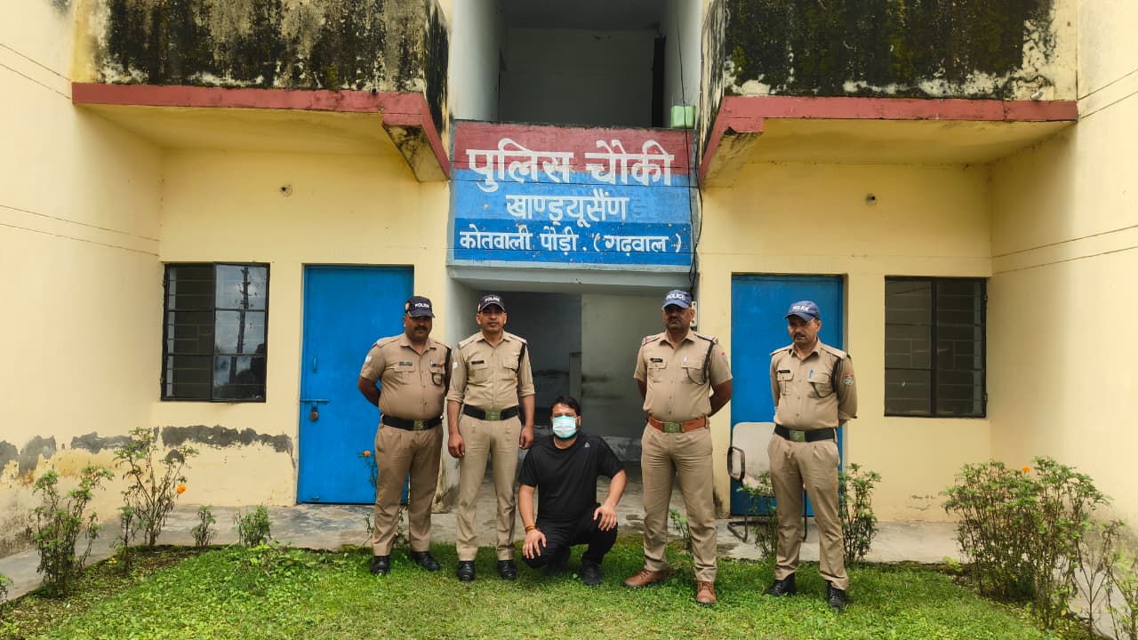 आत्महत्या मामले में पुलिस की गिरफ्त में अभियुक्त आत्महत्या मामले में पुलिस की गिरफ्त में अभियुक्त