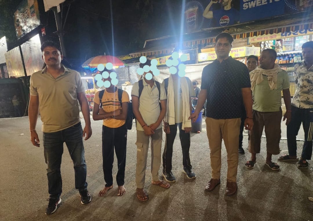 पानीपत पुलिस के साथ लापता तीनों बच्चे।