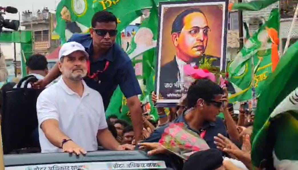 खुली जीप में सवार राहुल गांधी खुली जीप में सवार राहुल गांधी
