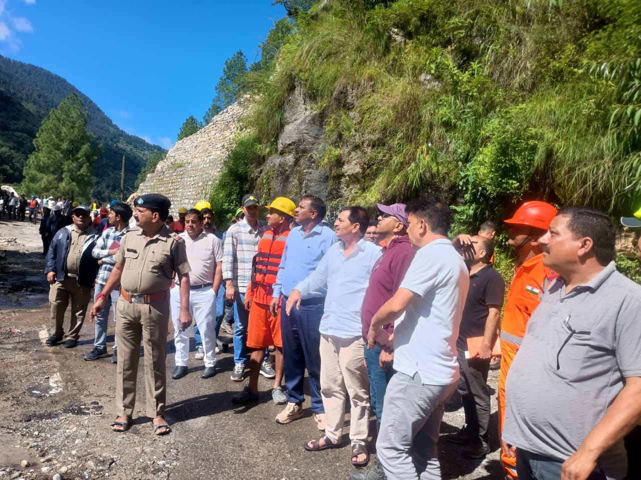 मौके का निरीक्षण करते डीएम, विधायक व अन्य। मौके का निरीक्षण करते डीएम, विधायक व अन्य।