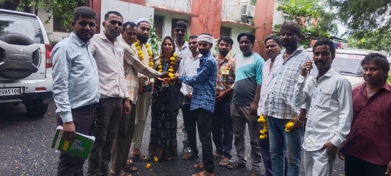 सीमलवाड़ा पसस उपचुनाव में बीएपी की विजयी उम्मीदवार का स्वागत करते कार्यकर्ता सीमलवाड़ा पसस उपचुनाव में बीएपी की विजयी उम्मीदवार का स्वागत करते कार्यकर्ता