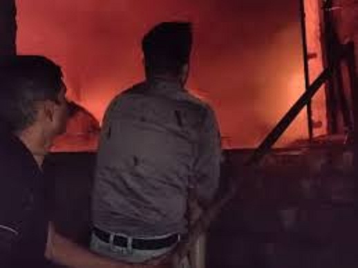जूता फैक्ट्री में देर रात लगी भीषण आग जूता फैक्ट्री में देर रात लगी भीषण आग