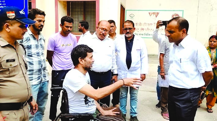 निरीक्षण के दौरान डीएम निरीक्षण के दौरान डीएम