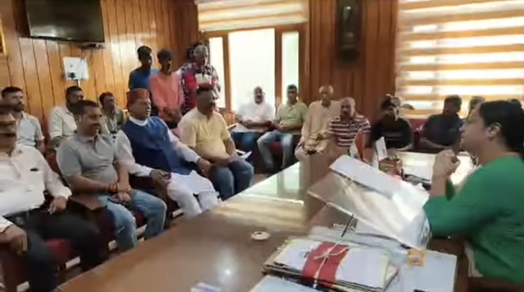 आपदा प्रभावितों को लेकर डॉ. राजीव बिंदल उपायुक्त सिरमौर से मिलने पहूँचे,आपदा में प्रभावित पीड़ित परिवार को 7 लाख रूपये की सरकारी सहायता देने क़ी पुरजोर मांग आपदा प्रभावितों को लेकर डॉ. राजीव बिंदल उपायुक्त सिरमौर से मिलने पहूँचे,आपदा में प्रभावित पीड़ित परिवार को 7 लाख रूपये की सरकारी सहायता देने क़ी पुरजोर मांग