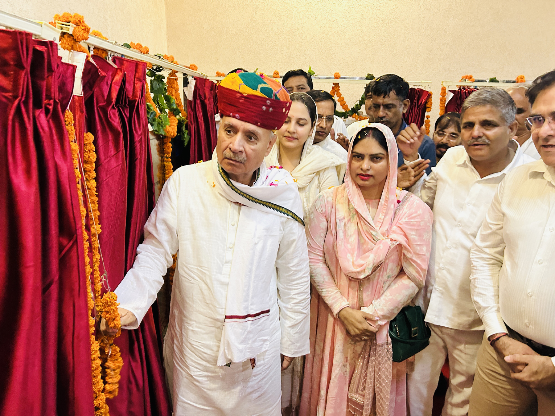 मानेसर नगर निगम कार्यालय में विकास कार्यों का शिलान्यास व उद्घाटन करते केंद्रीय मंत्री राव इंद्रजीत सिंह।
