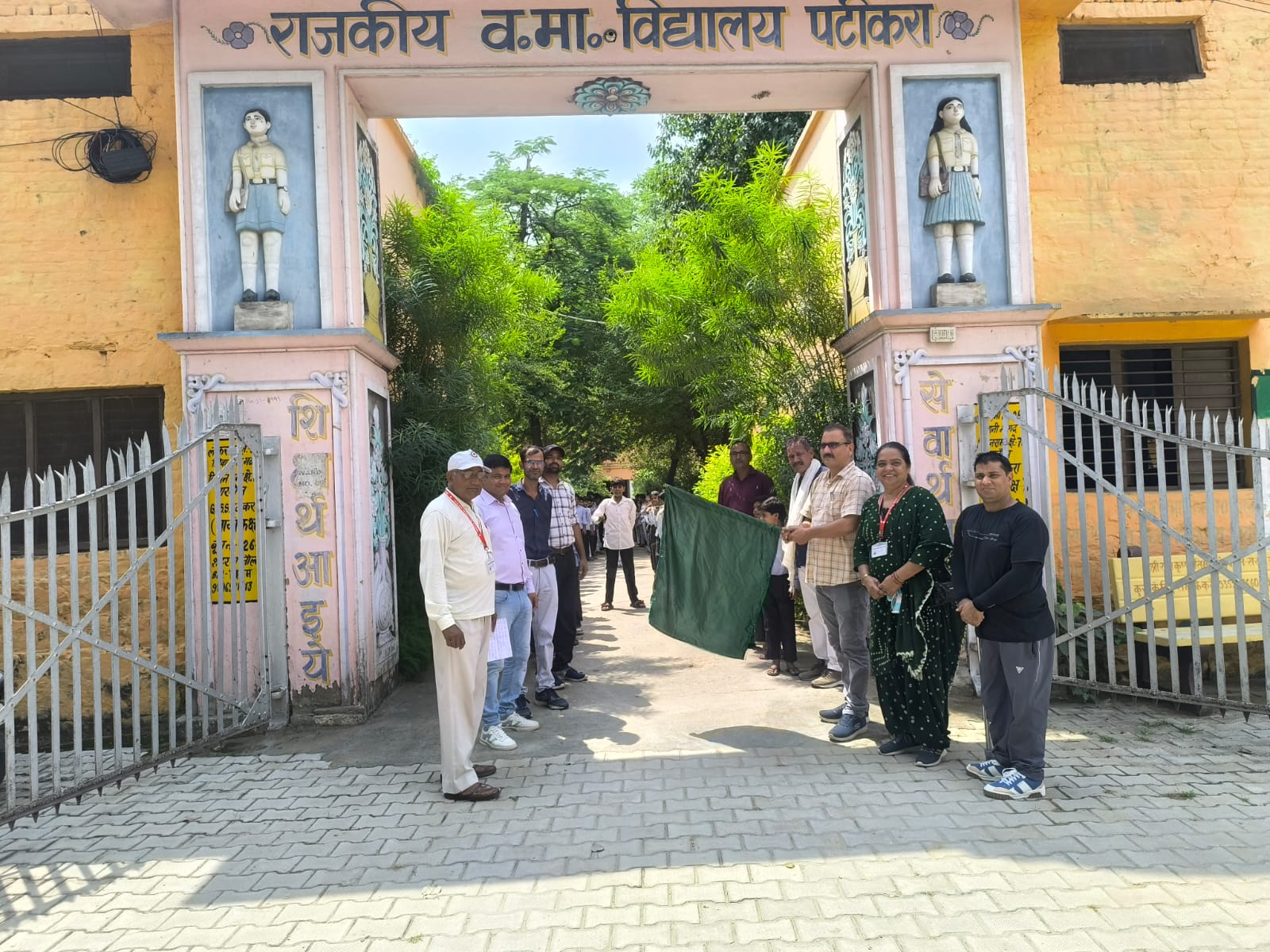 रैली को हरी झंडी दिखा कर रवाना करते प्राचार्य ब्रह्म प्रकाश।
