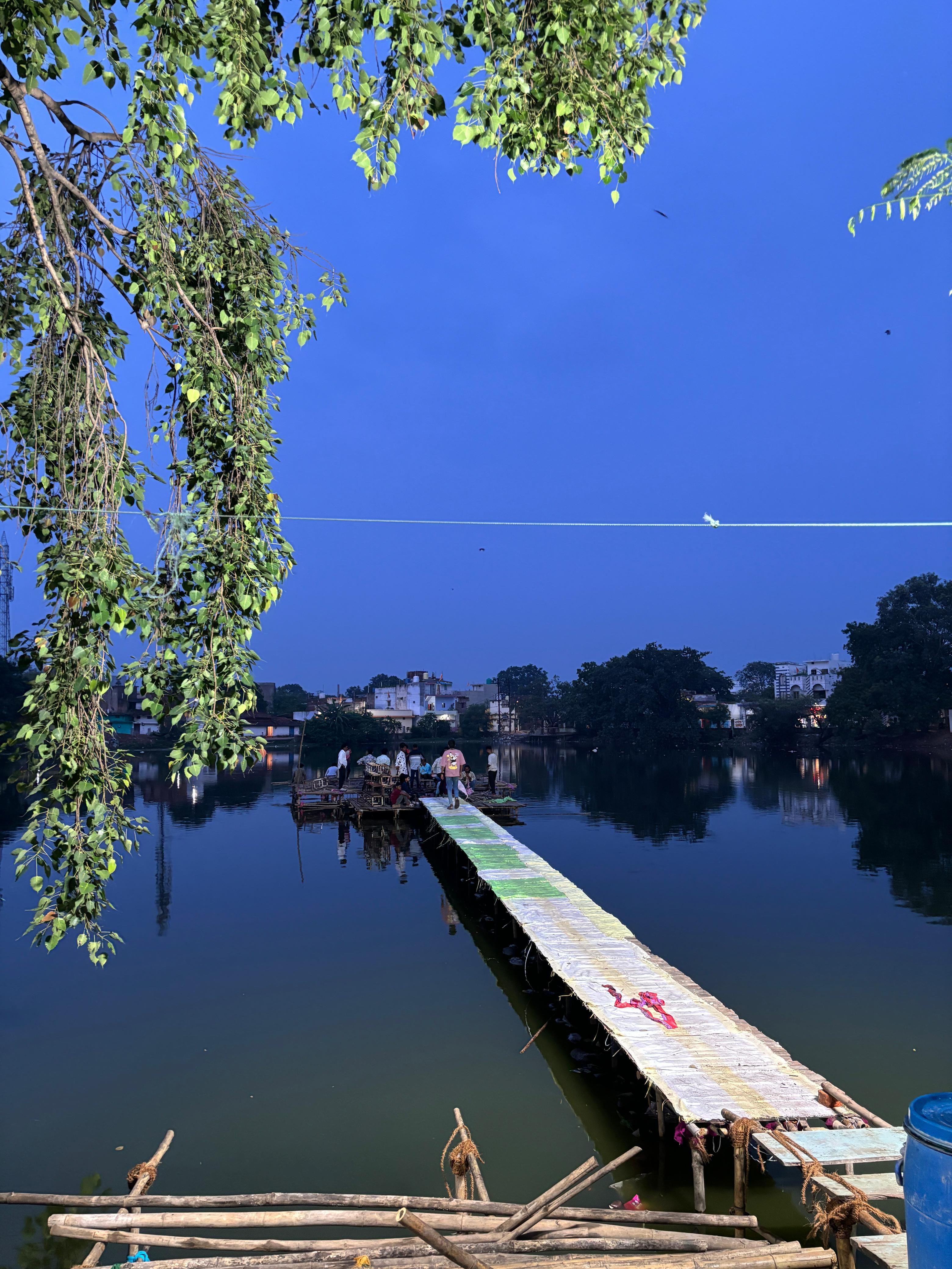 आमातालाब के बीचो-बीच बनाया जा रहा है गणेश पंडाल। आमातालाब के बीचो-बीच बनाया जा रहा है गणेश पंडाल।