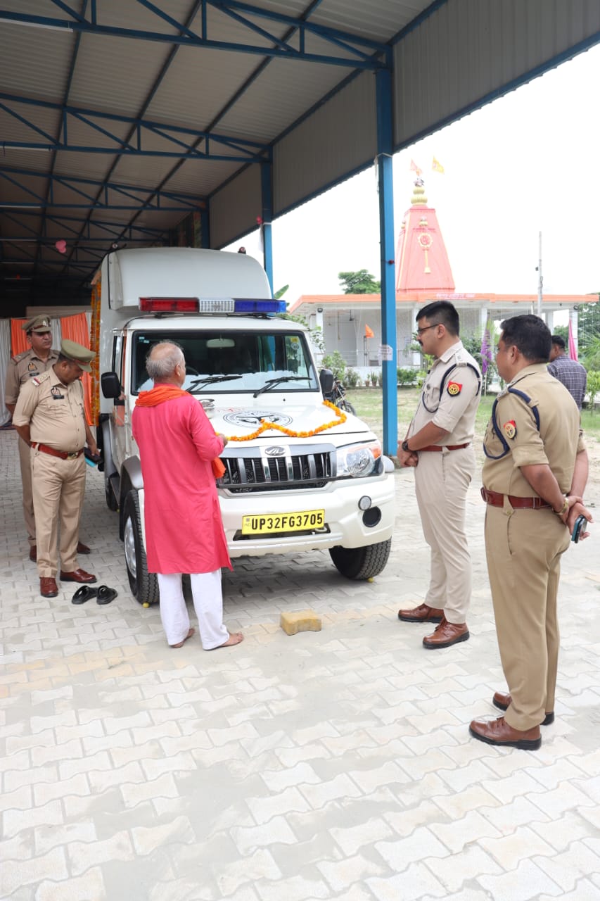 पुलिस लाइन बागपत में फोरेंसिक वैन का शुभारंभ करते एसपी बागपत पुलिस लाइन बागपत में फोरेंसिक वैन का शुभारंभ करते एसपी बागपत