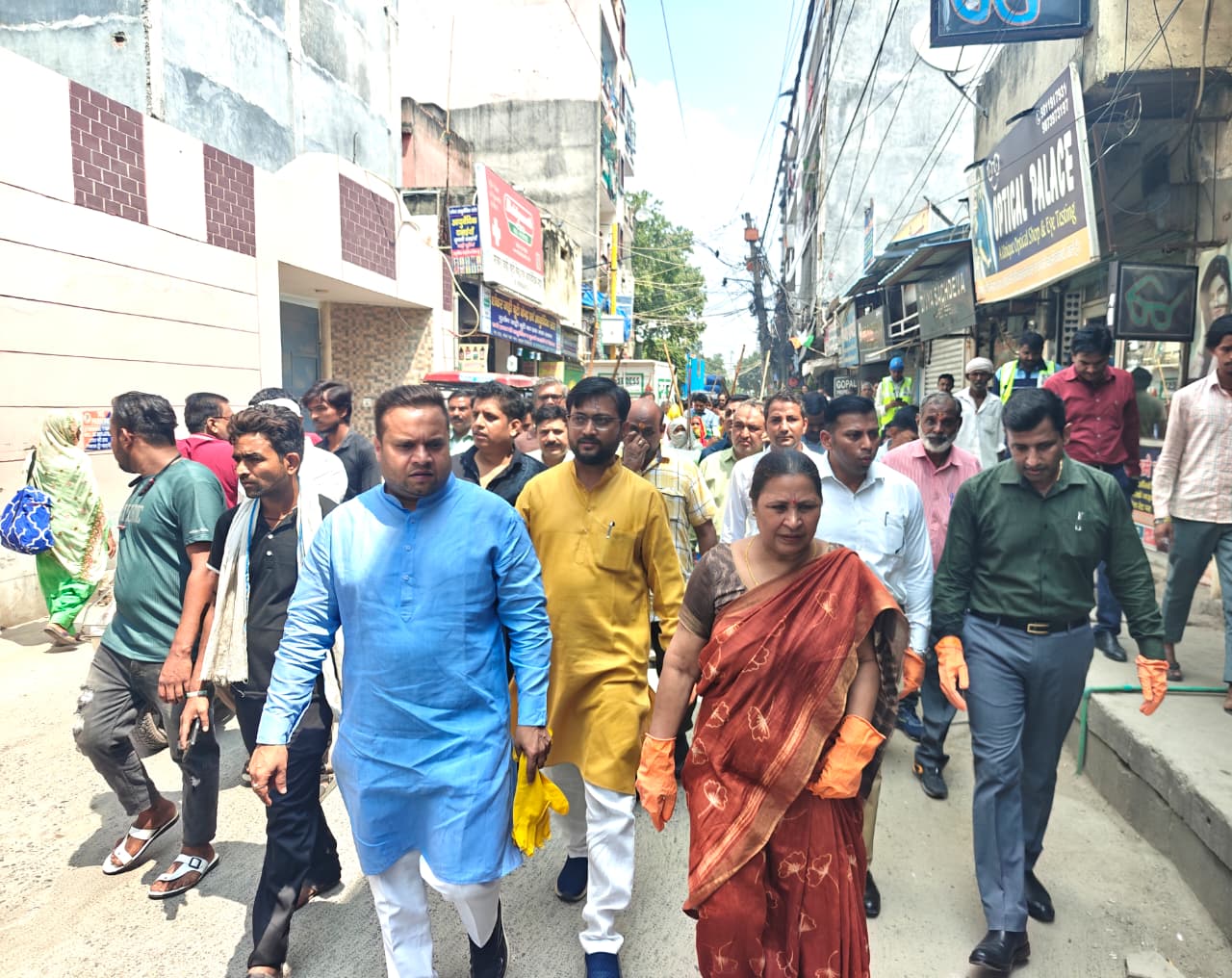 सत्या शर्मा सफाई अभियान में भाग लेते हुए। सत्या शर्मा सफाई अभियान में भाग लेते हुए।