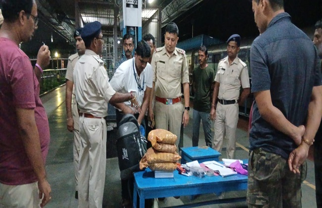 गांजे के साथ दो यात्री गिरफ्तार गांजे के साथ दो यात्री गिरफ्तार
