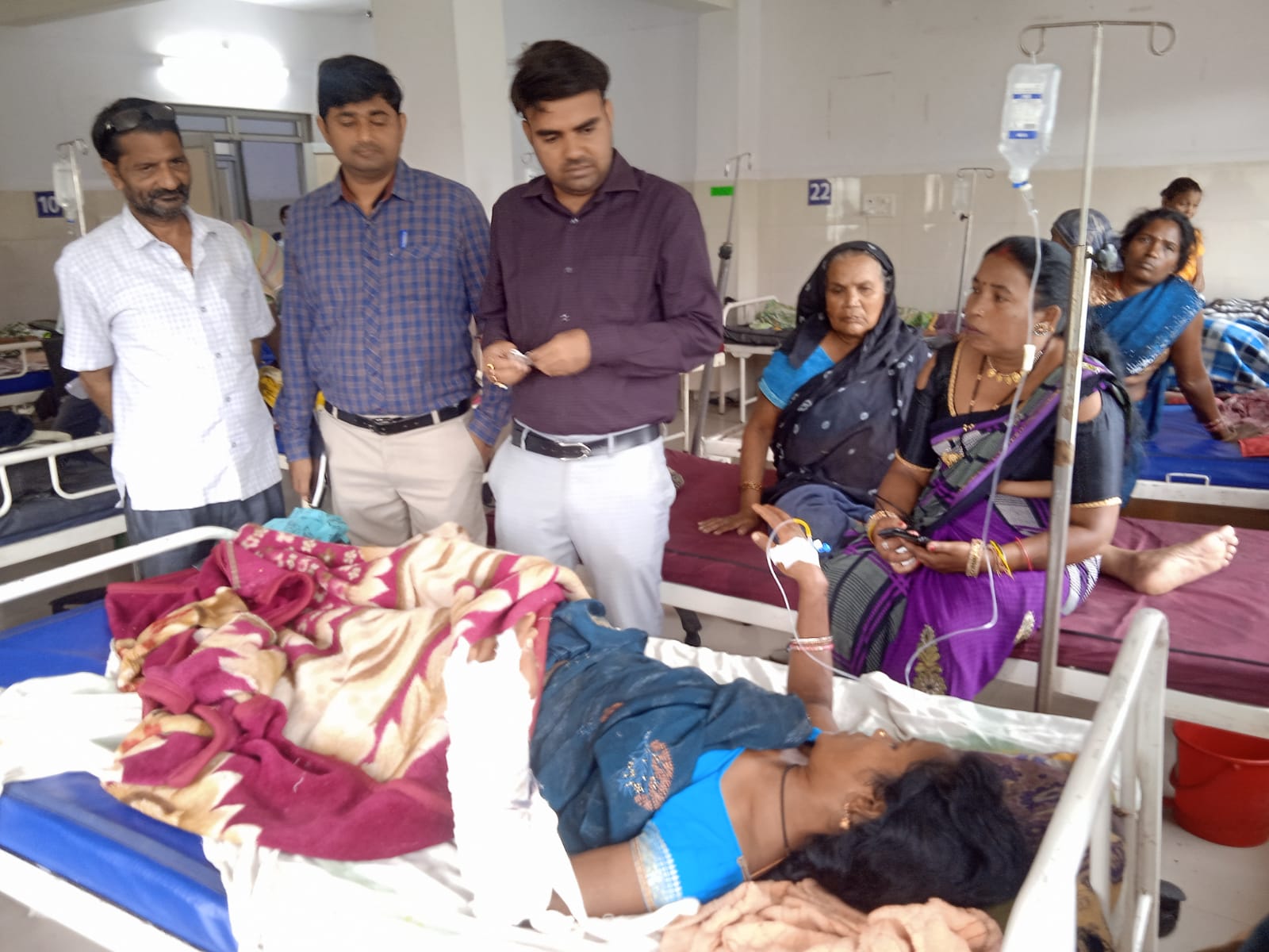 उपचार करती महिला से जानकारी लेते वनधिकारी उपचार करती महिला से जानकारी लेते वनधिकारी