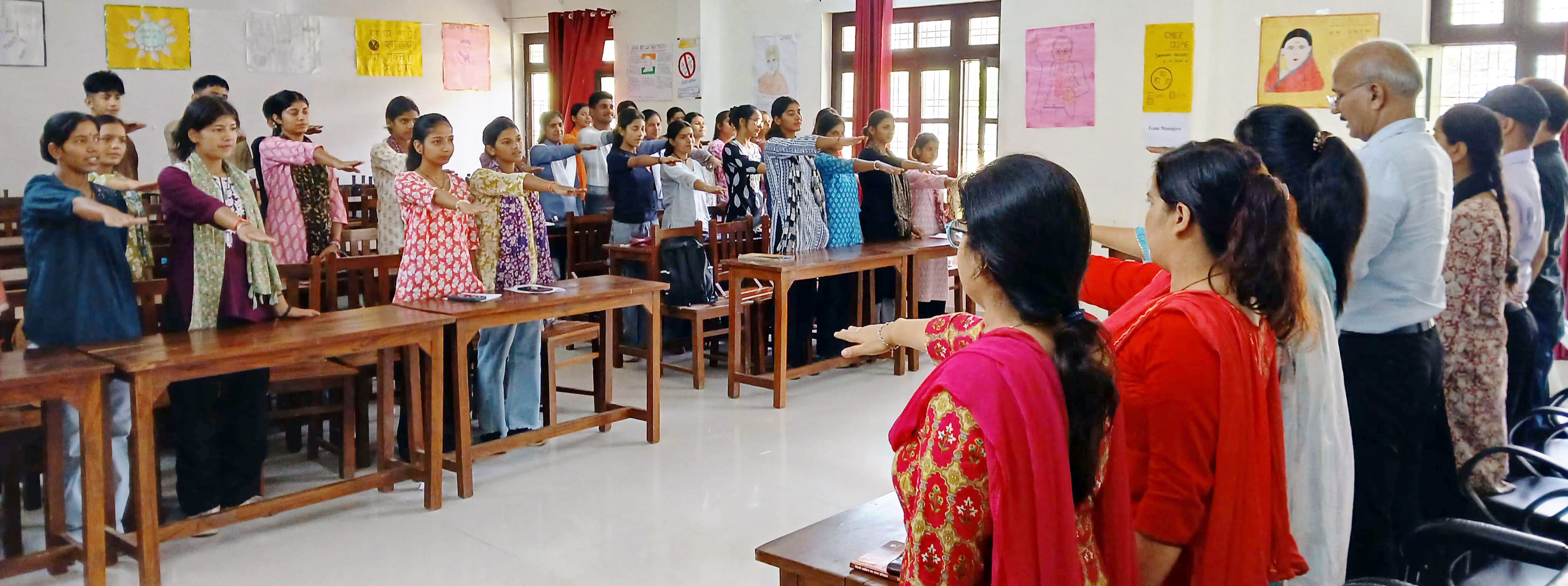 बेतालघाट महाविद्यालय में नशामुक्ति की शपथ लेते विद्यार्थी एवं प्राध्यापक।