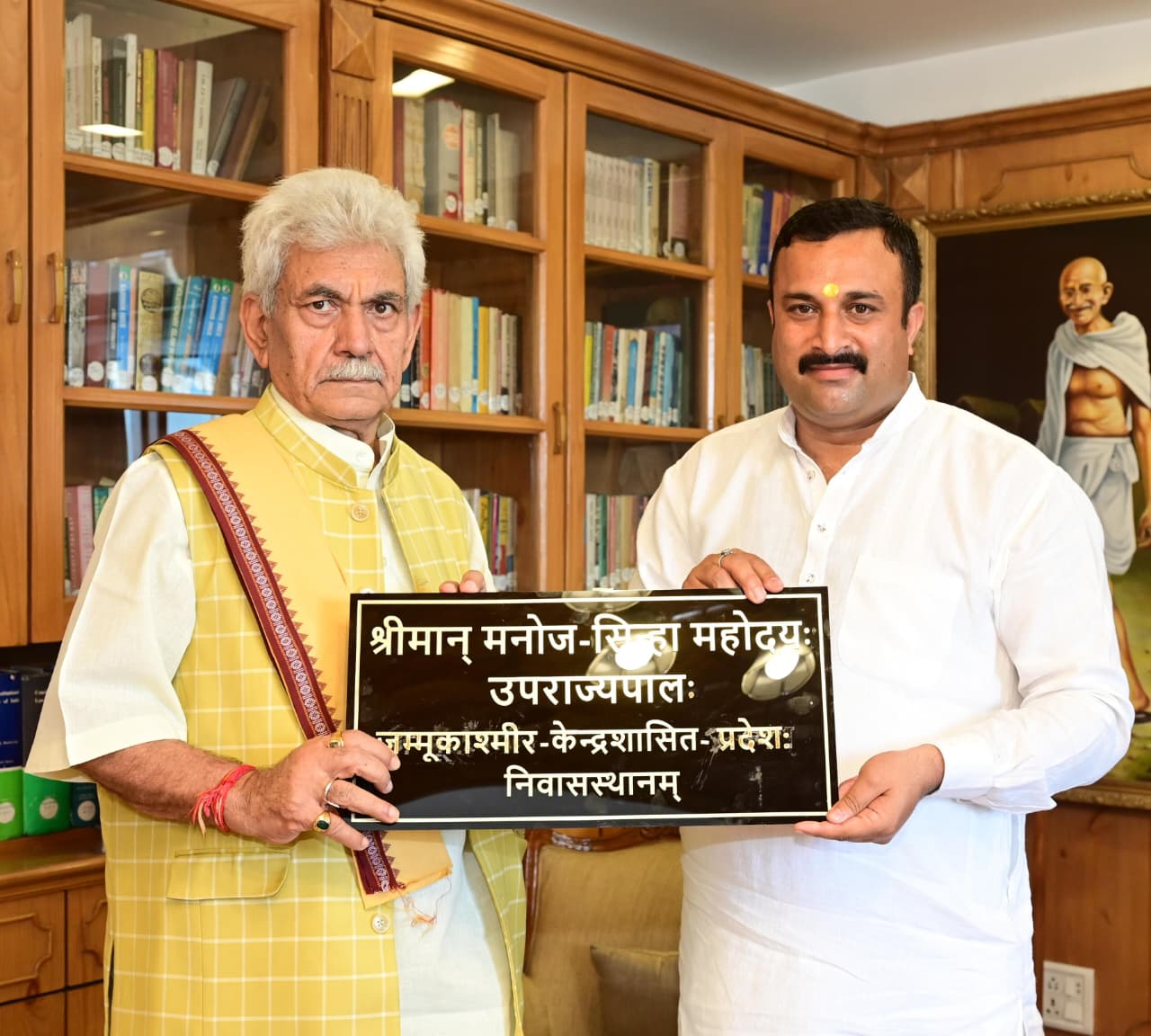 उपराज्यपाल मनोज सिन्हा से की भेंट, संस्कृत नेम प्लेट भेंट कर पर्वतीय तीर्थयात्राओं के मानसून पूर्व स्थायी नीति निर्धारण की माँग