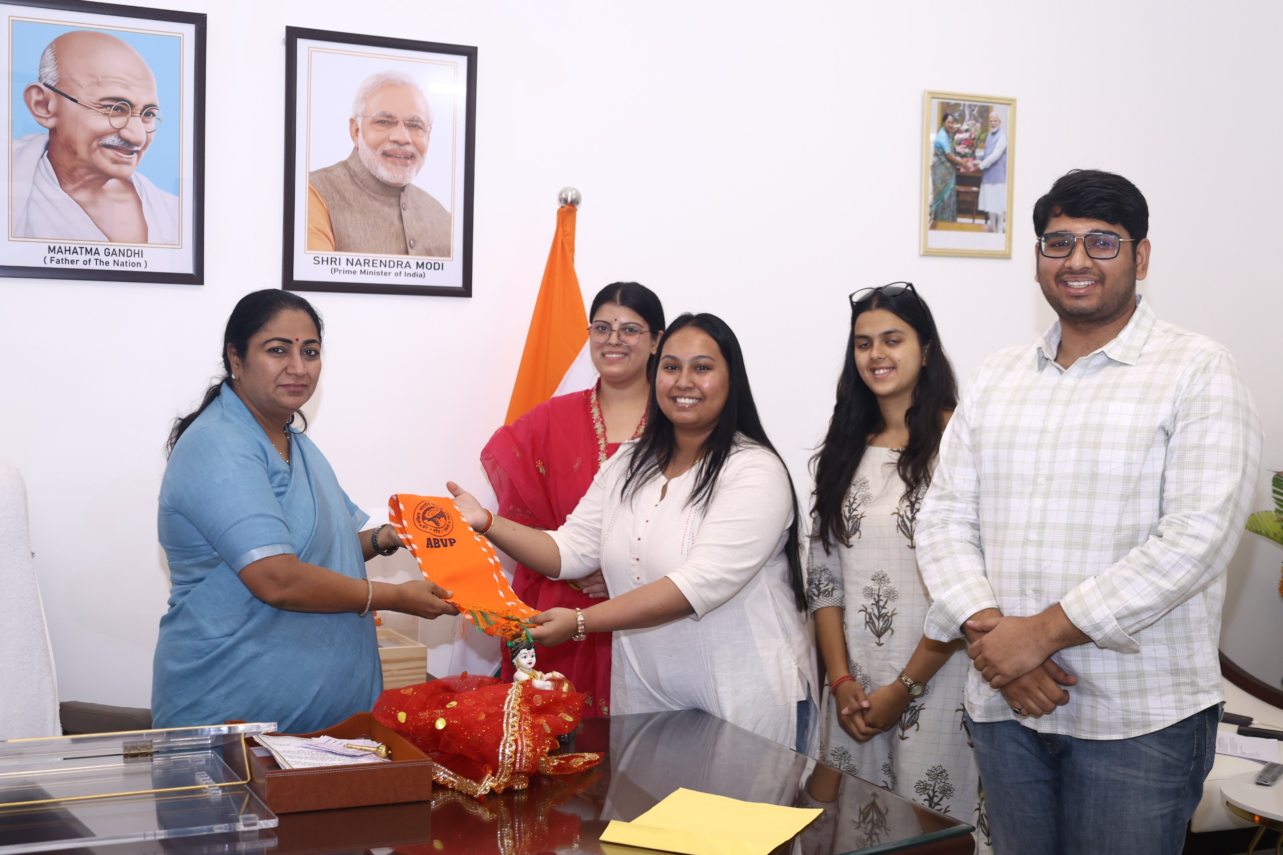 अभाविप के दिल्ली प्रदेश प्रतिनिधिमंडल मुख्यमंत्री को ज्ञापन सौंपते हुए। अभाविप के दिल्ली प्रदेश प्रतिनिधिमंडल मुख्यमंत्री को ज्ञापन सौंपते हुए।