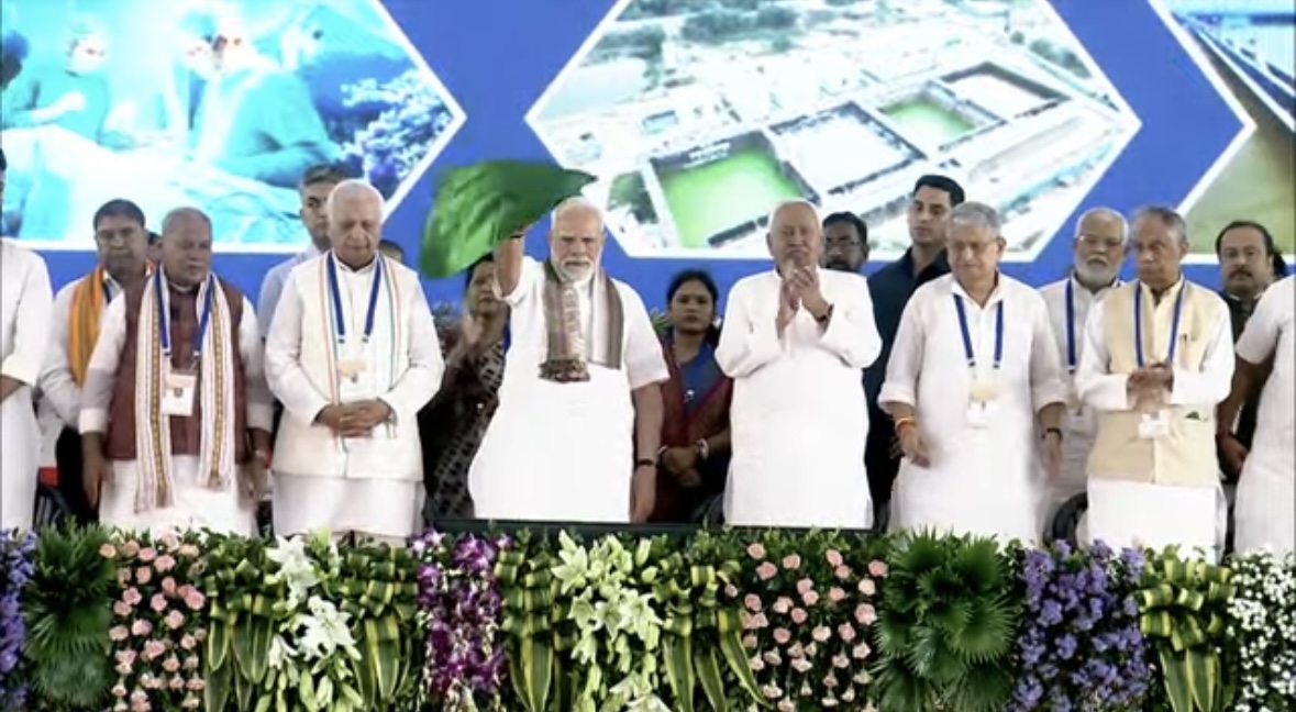 अमृत भारत एक्सप्रेस और नई फास्ट मेमू ट्रेन को दिखायी हरी झंडी अमृत भारत एक्सप्रेस और नई फास्ट मेमू ट्रेन को दिखायी हरी झंडी