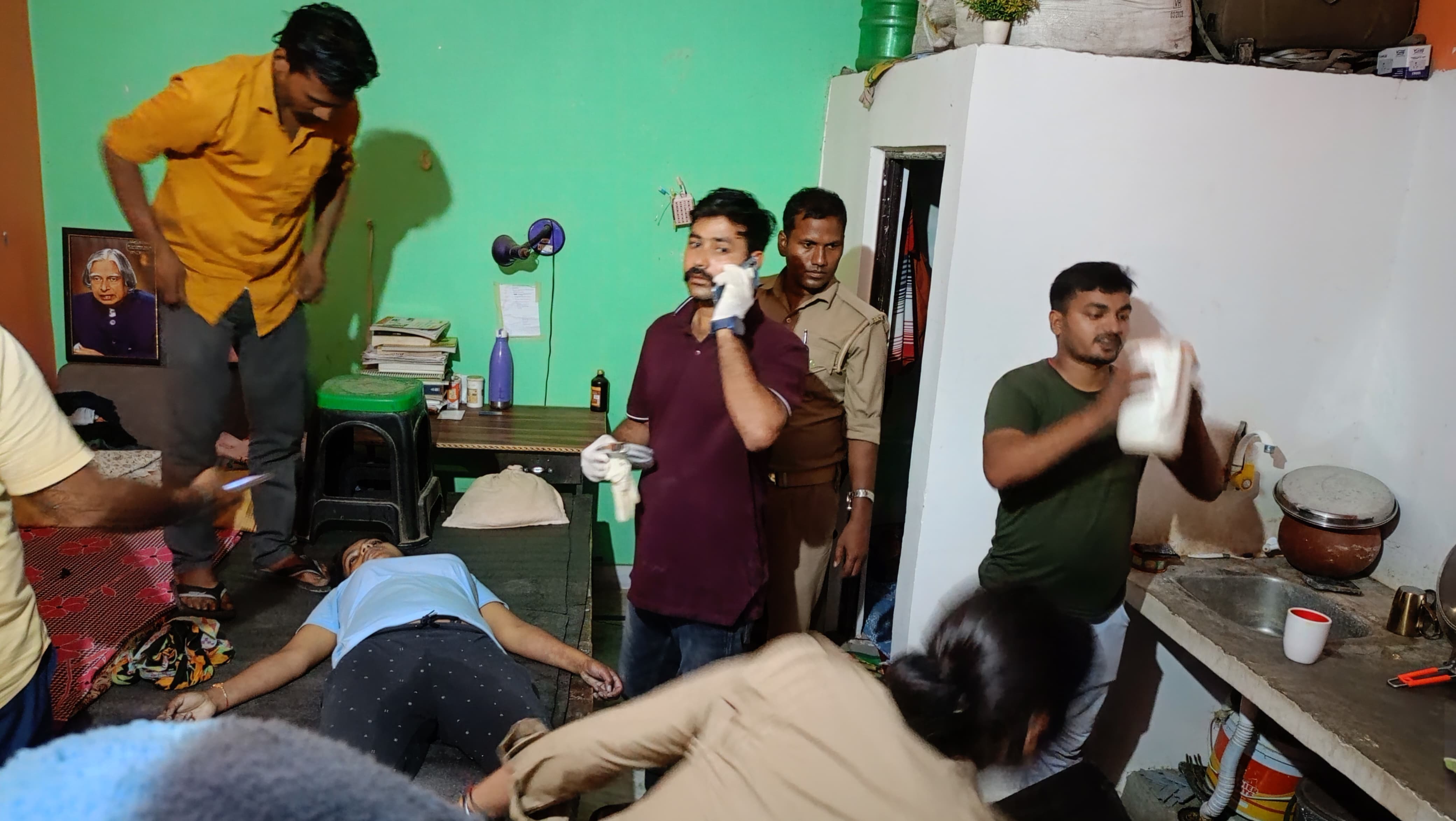 मृतका की मौत के बाद छानबीन करते हुए मृतका की मौत के बाद छानबीन करते हुए