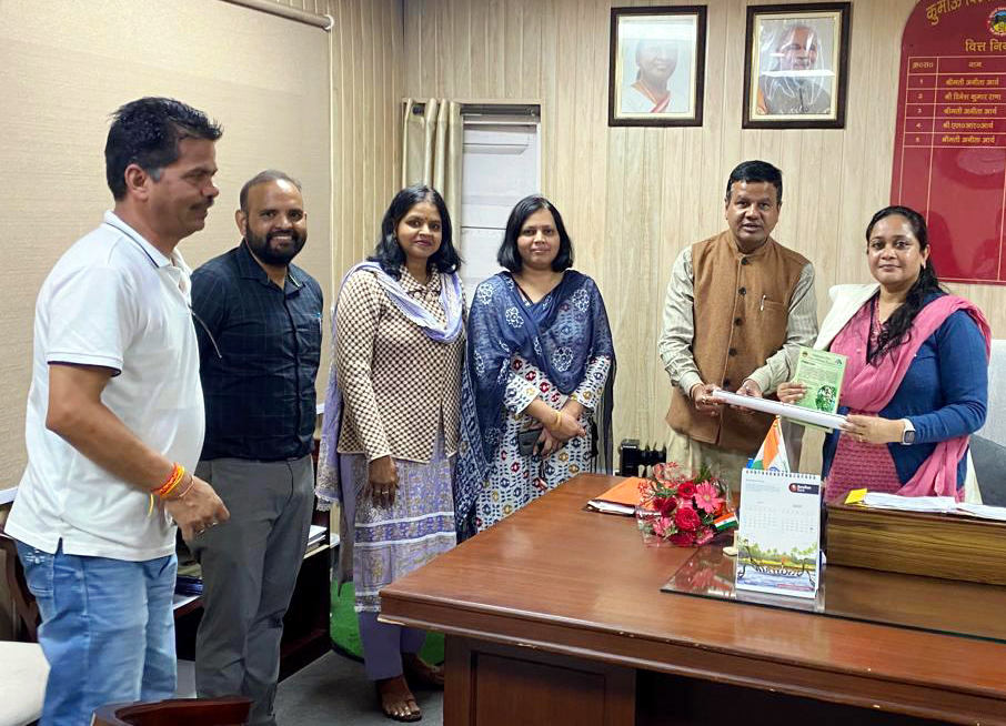 कमलेश भंडारी का अभिनंदन करते कूटा के पदाधिकारी।