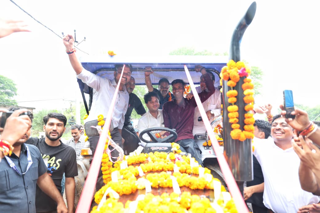 खुद ट्रैक्टर चलाकर पहुंचे और जाबांज युवा को किया भेंट खुद ट्रैक्टर चलाकर पहुंचे और जाबांज युवा को किया भेंट