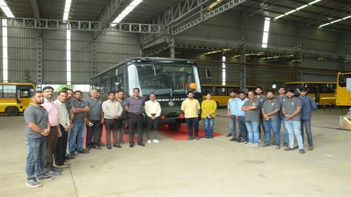 कलेक्टर ने आर्मी व्हीकल (बस) को झंडी दिखा कर रवाना किया कलेक्टर ने आर्मी व्हीकल (बस) को झंडी दिखा कर रवाना किया