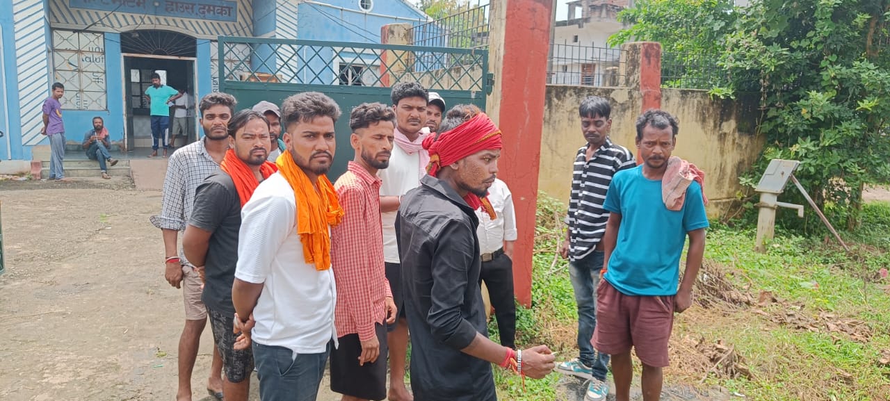 शव का पोस्टमार्टम कराने पहुंचे परिजन शव का पोस्टमार्टम कराने पहुंचे परिजन