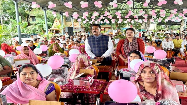 मंत्री सिलावट ने किया सिलाई मशीन वितरण कार्य का शुभारंभ