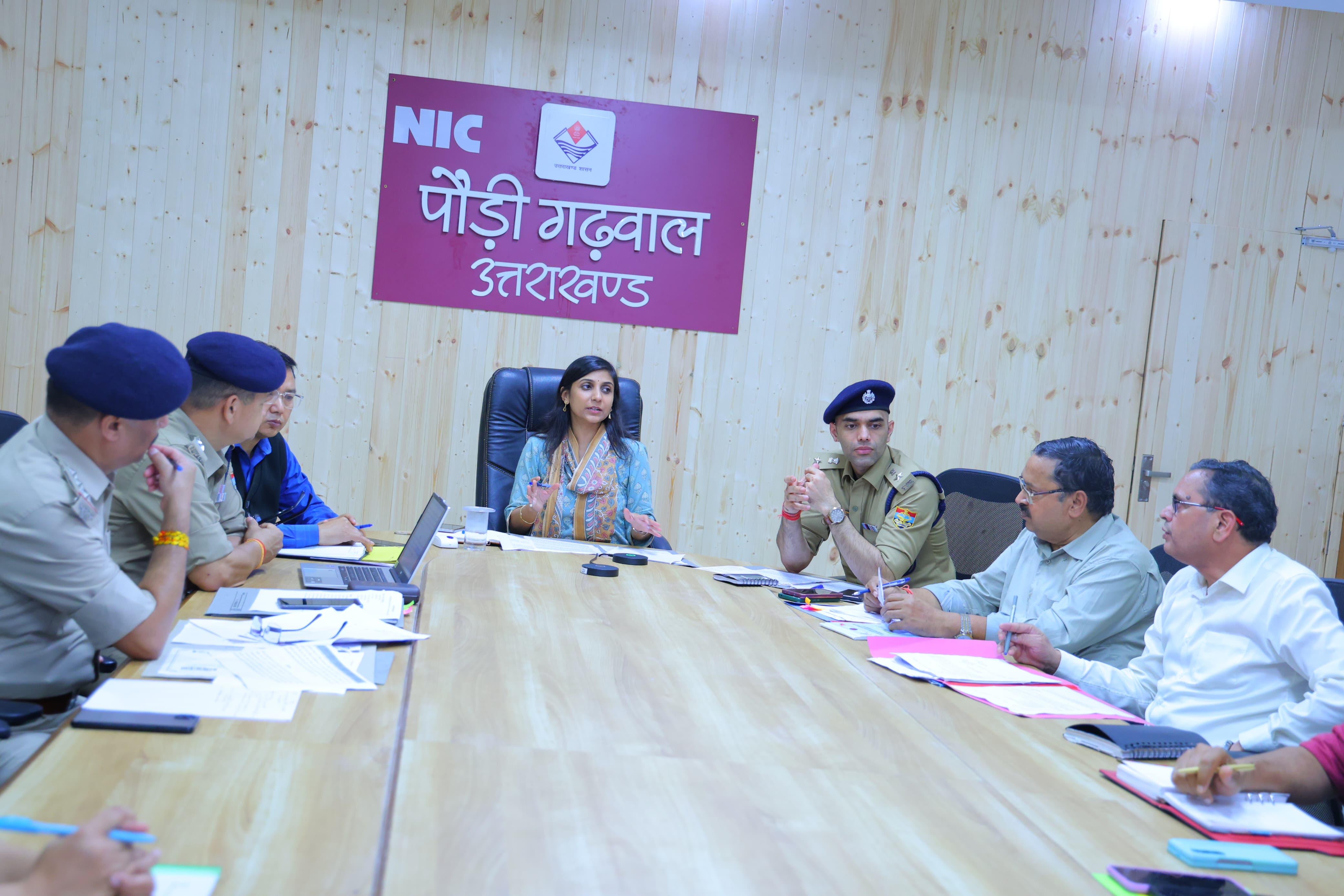 नशा उन्मूलन को लेकर बैठक लेती डीएम नशा उन्मूलन को लेकर बैठक लेती डीएम