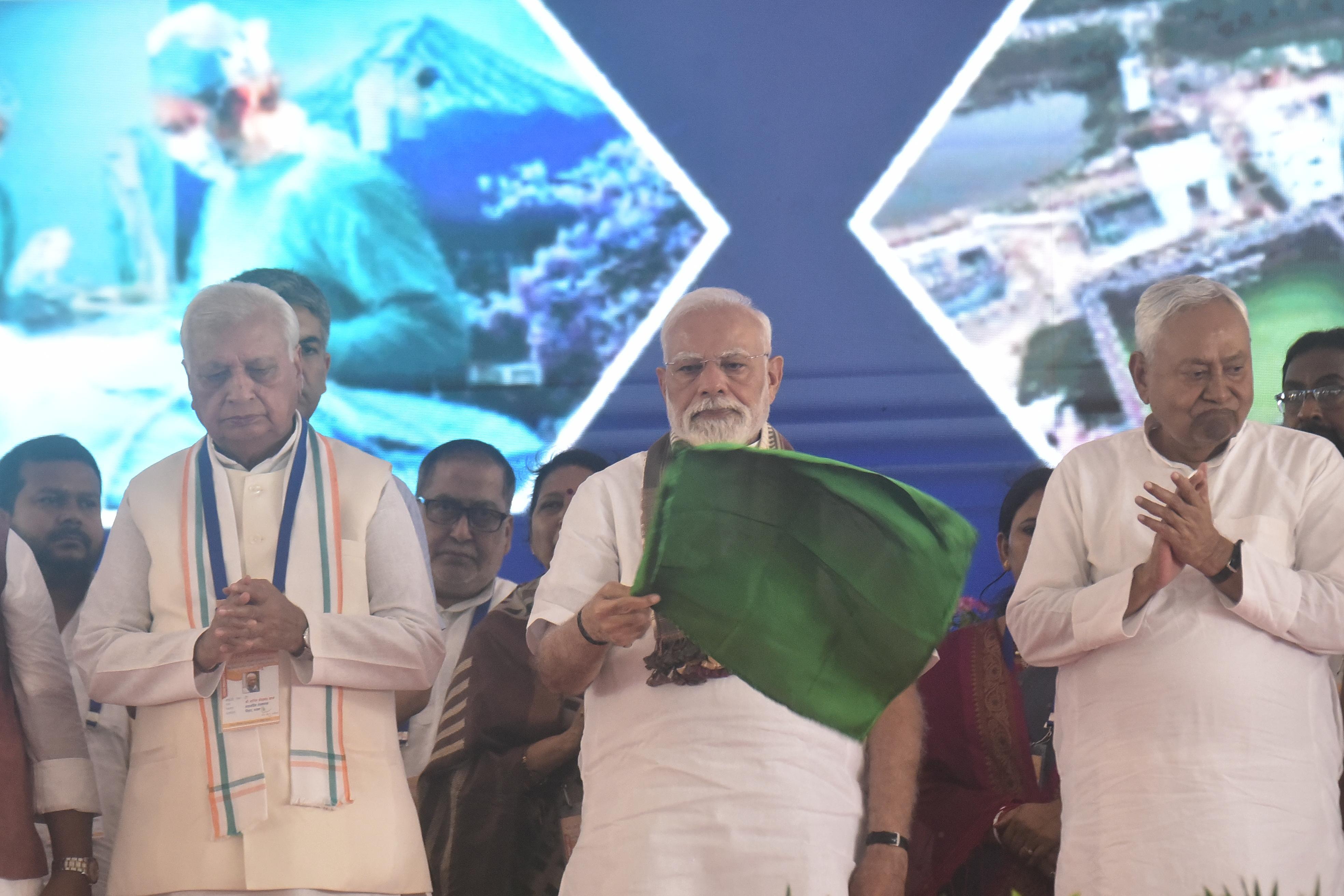 पीएम मोदी बिहार में 13 हजार की विभिन्न परियोजना और ट्रेन को हरी झंडी दिखाते हुए पीएम मोदी बिहार में 13 हजार की विभिन्न परियोजना और ट्रेन को हरी झंडी दिखाते हुए