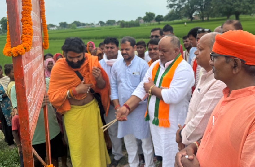 शिलान्यास करते हुए हंसराज विश्वकर्मा (फोटो) शिलान्यास करते हुए हंसराज विश्वकर्मा (फोटो)