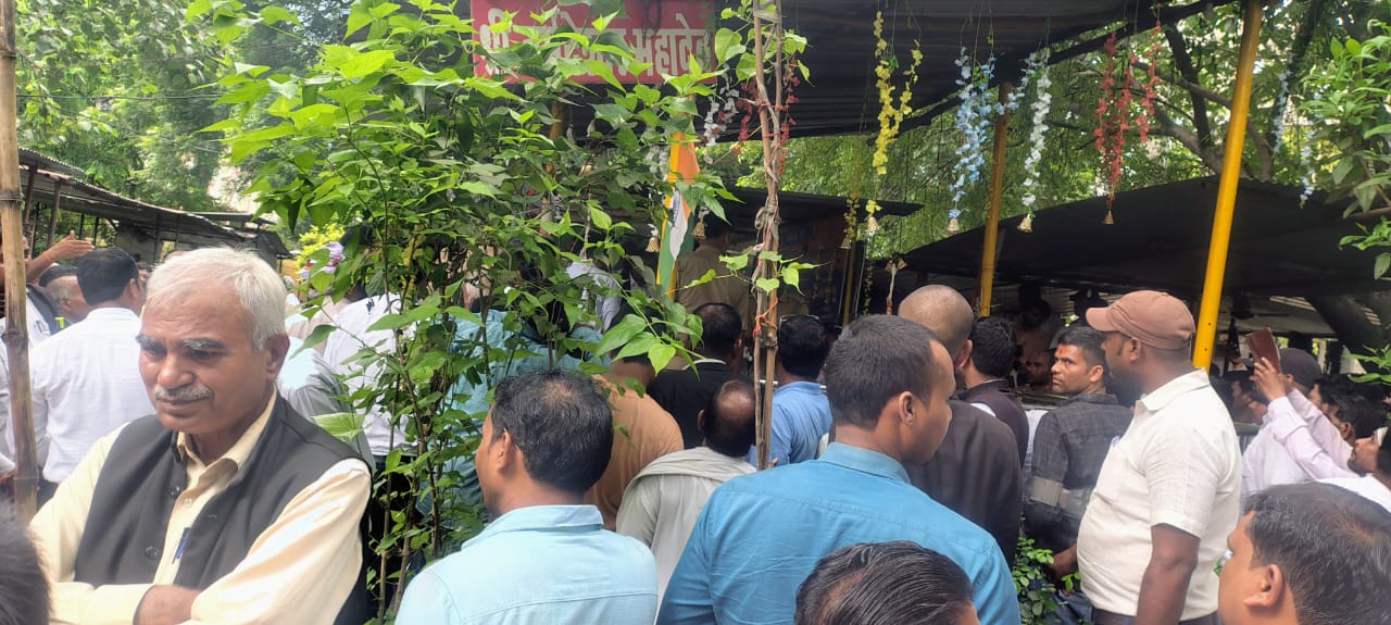 मौके पर जुटी भीड़ मौके पर जुटी भीड़
