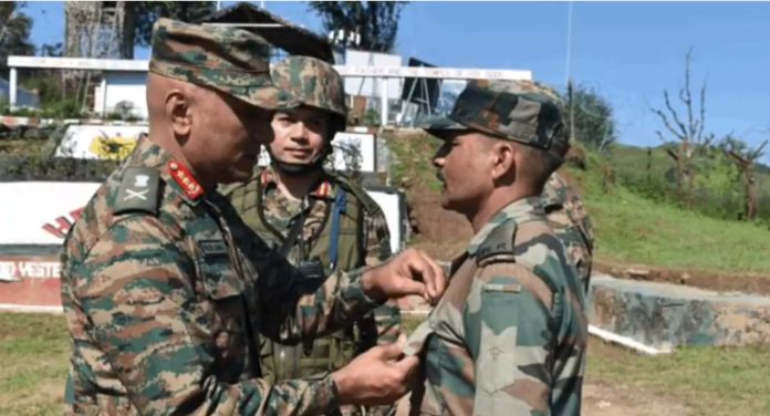 सेना कमांडर ने चिशोती में राहत कार्यों के लिए सैनिकों की सराहना की