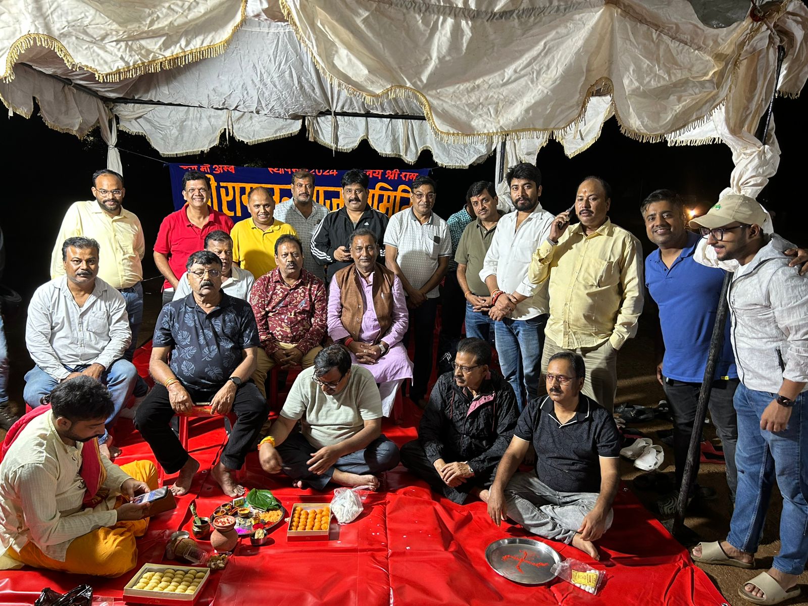 भूमि पूजन में जुटे समिति के पदाधिकारीगण भूमि पूजन में जुटे समिति के पदाधिकारीगण